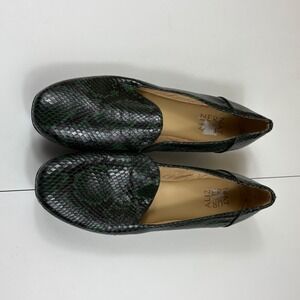 Naturalizer Green Snake Print‎ Leather Loafers Women's 8.5 Pointed Toe